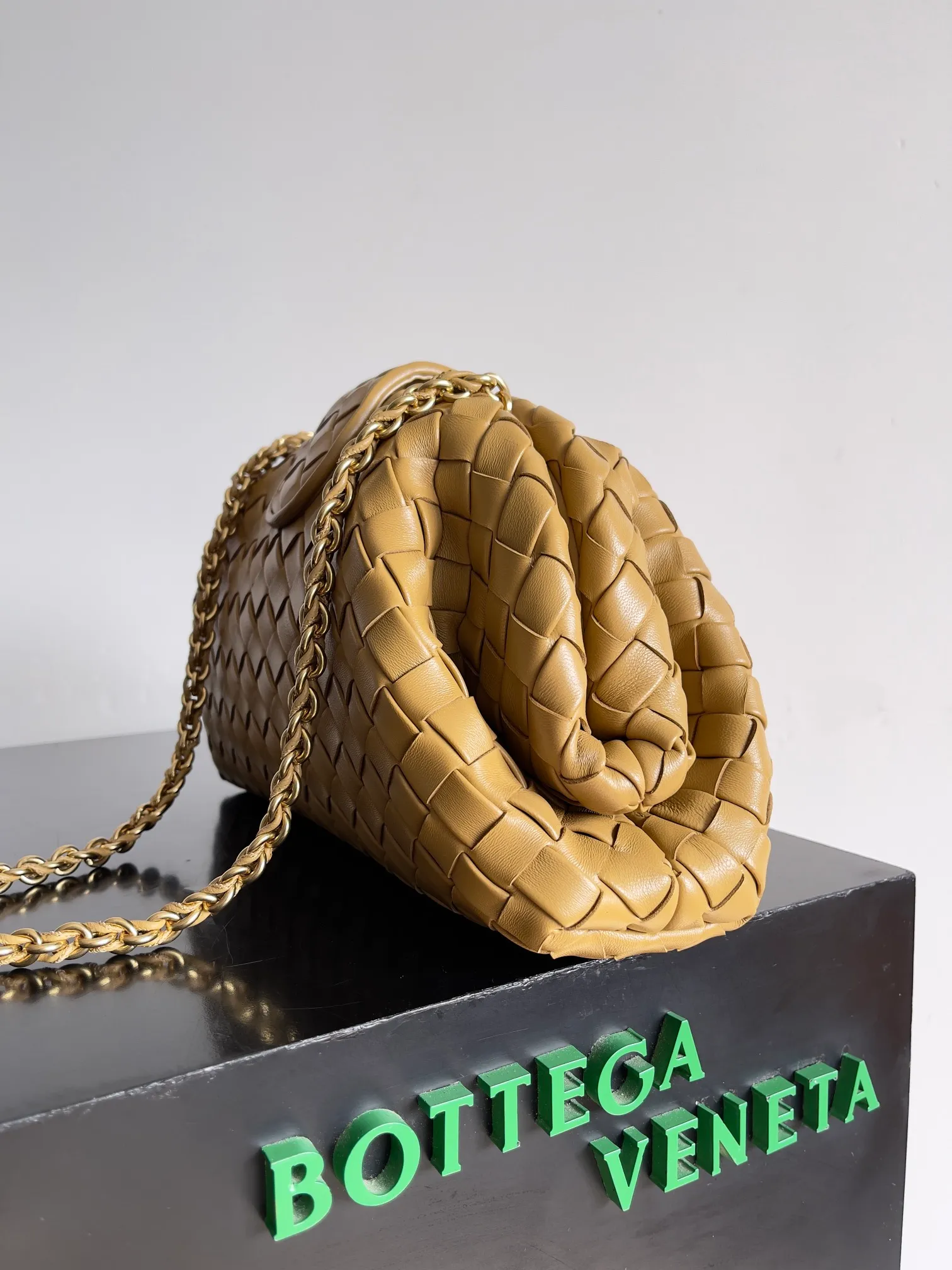 Batch 2260 BOTTEGA VENETA Lady's LAUREN CLUTCH Chain Clutch was inspired by 40 years ago. It is a perfect fusion of classic and modern bags. It is effortless and fashionable for any occasion and at any time. The newly added detachable metal chain allows people to have more ways to carry it. It is grand and elegant. Style No.: 785807 Size: 31.5*16.5*11cm